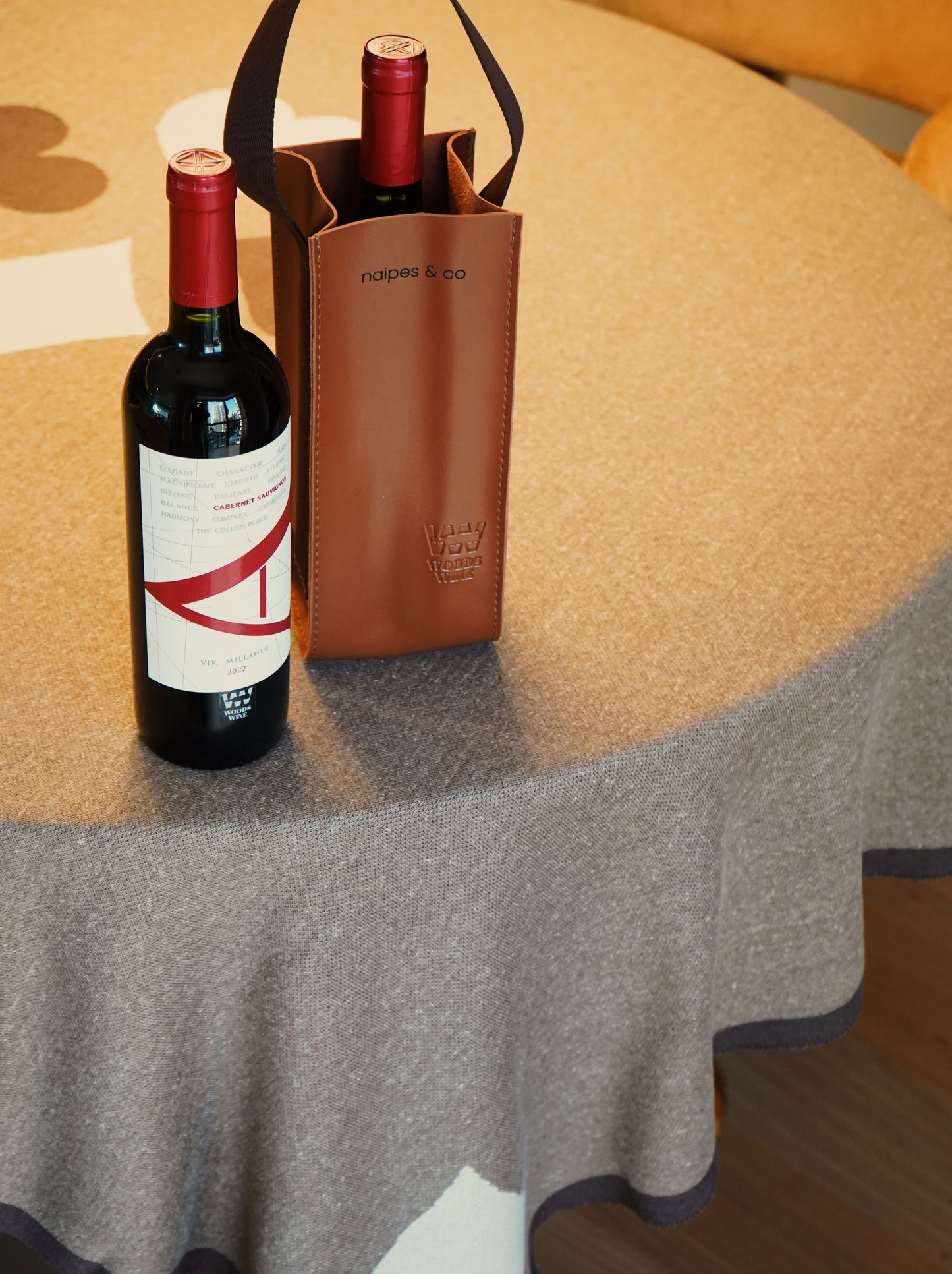 Kit Toalha de Jogos Fendi, Vinho e Porta Vinho VIK A