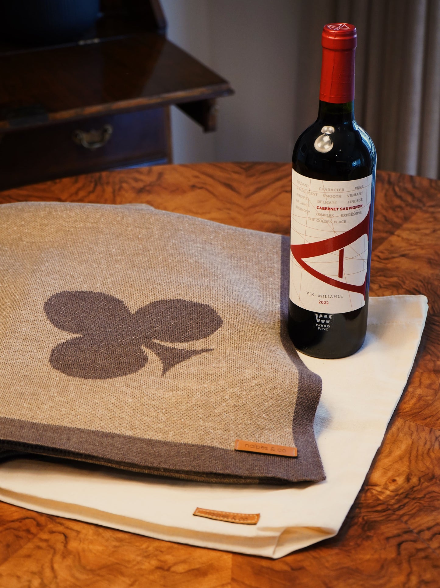 Kit Toalha de Jogos Fendi, Vinho e Porta Vinho VIK A