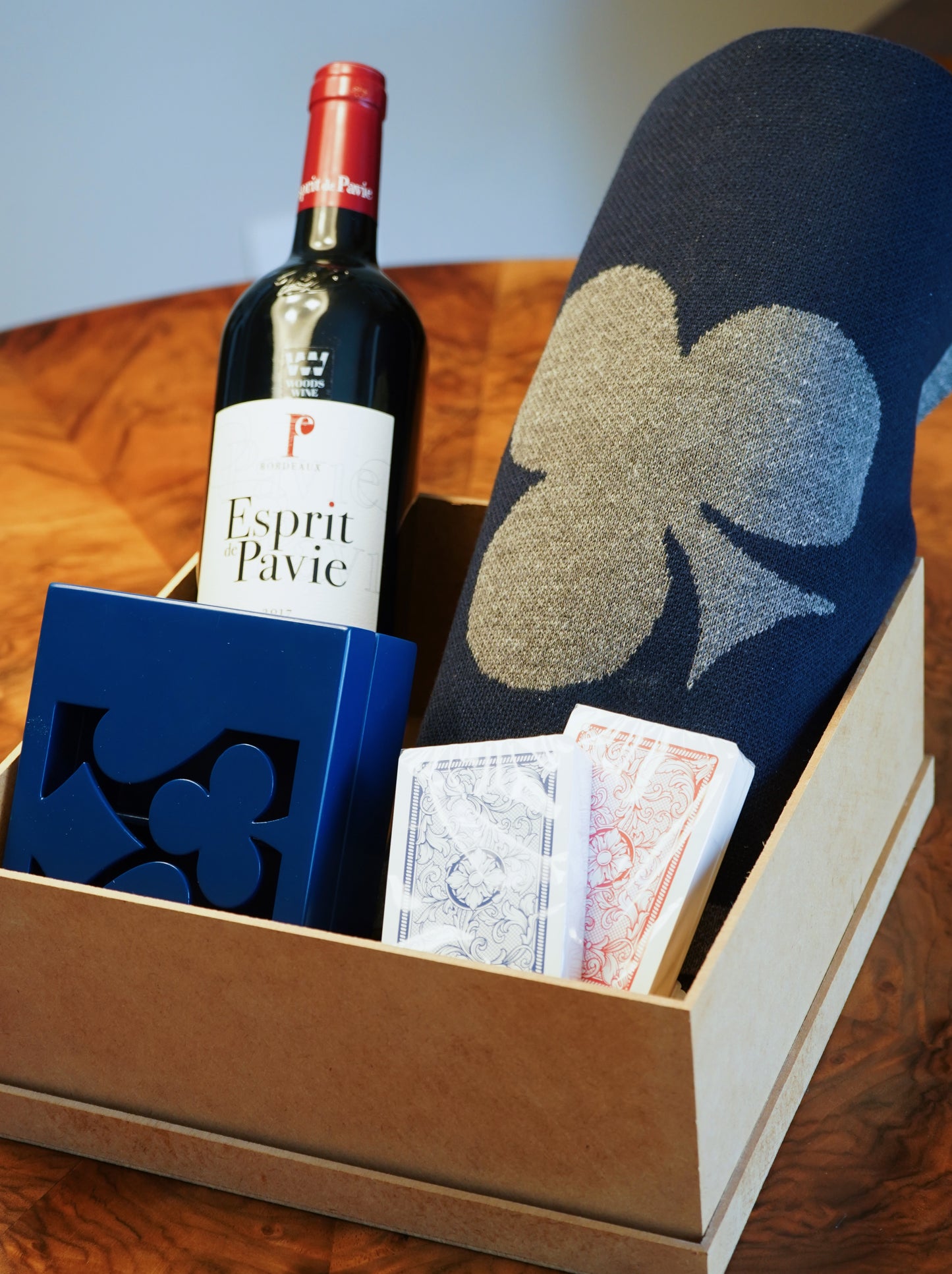 Kit Toalha Gift Navy com Mescla, Vinho Esprit de Pavie, Porta Baralho e Baralho