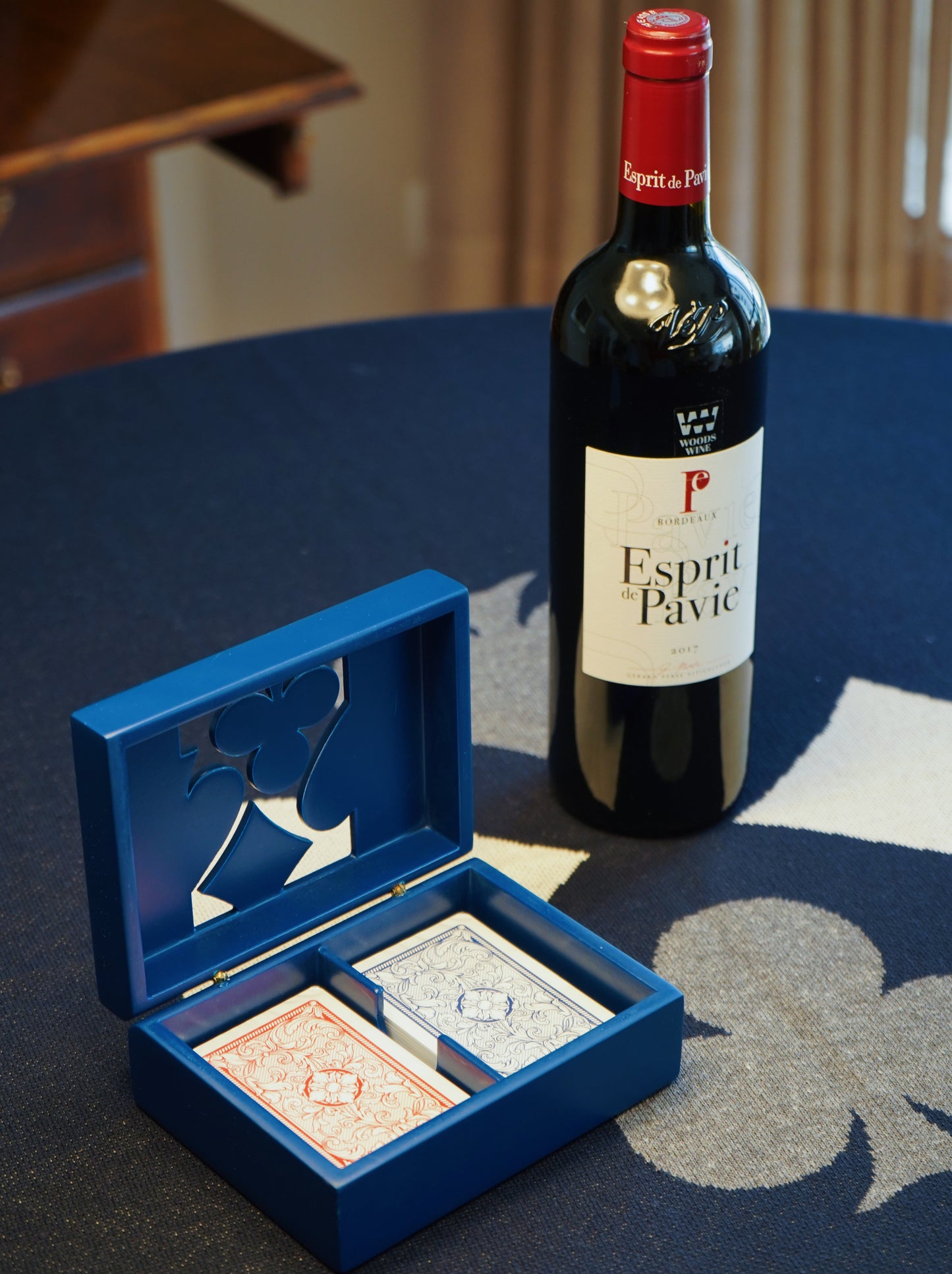 Kit Toalha Gift Navy com Mescla, Vinho Esprit de Pavie, Porta Baralho e Baralho
