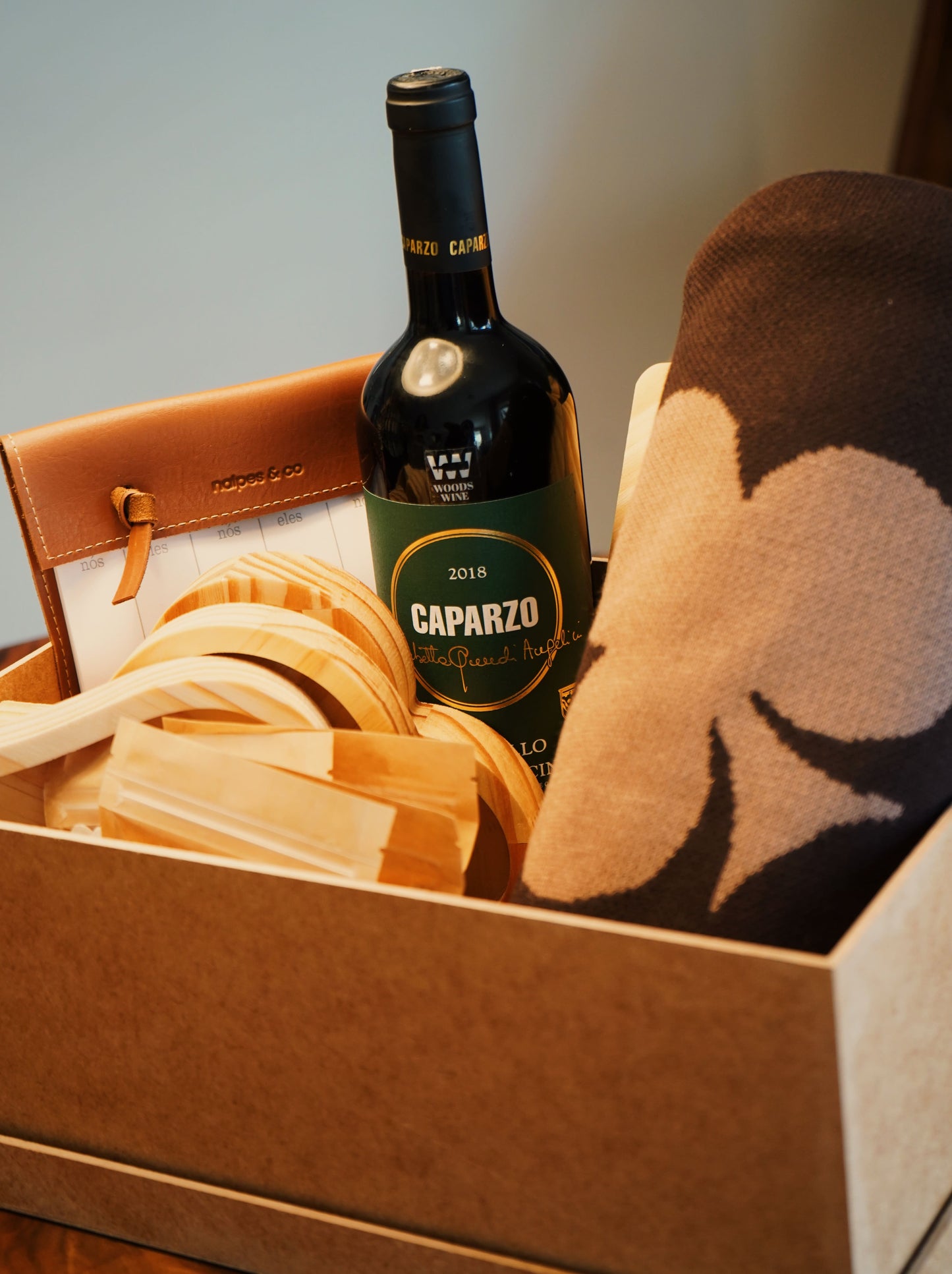 Kit Toalha Gift Cacau, Vinho Brunello di Montalcino Caparzo, Kit Petisqueiras, Kit Tabuas e Nuts