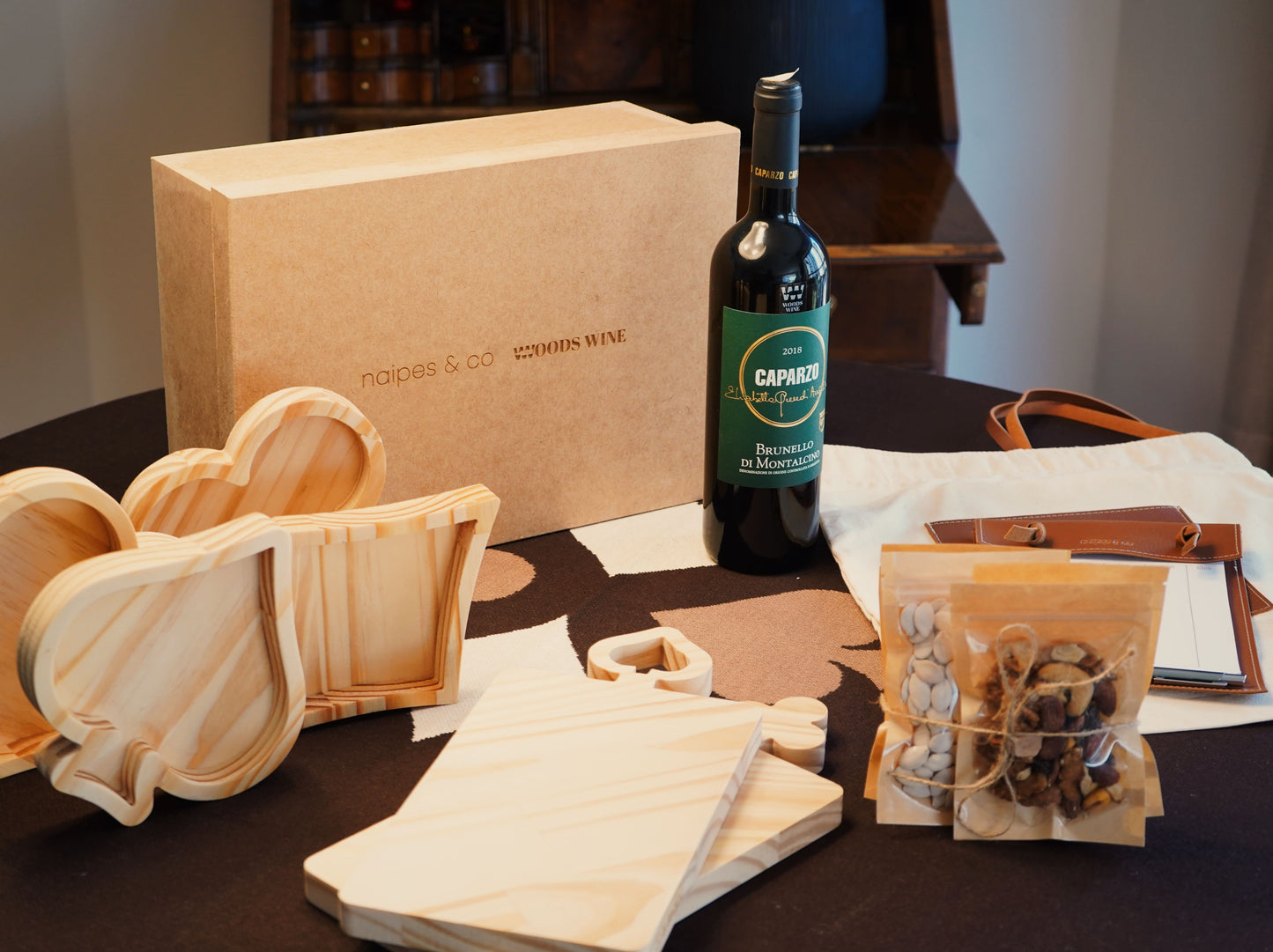 Kit Toalha Gift Cacau, Vinho Brunello di Montalcino Caparzo, Kit Petisqueiras, Kit Tabuas e Nuts