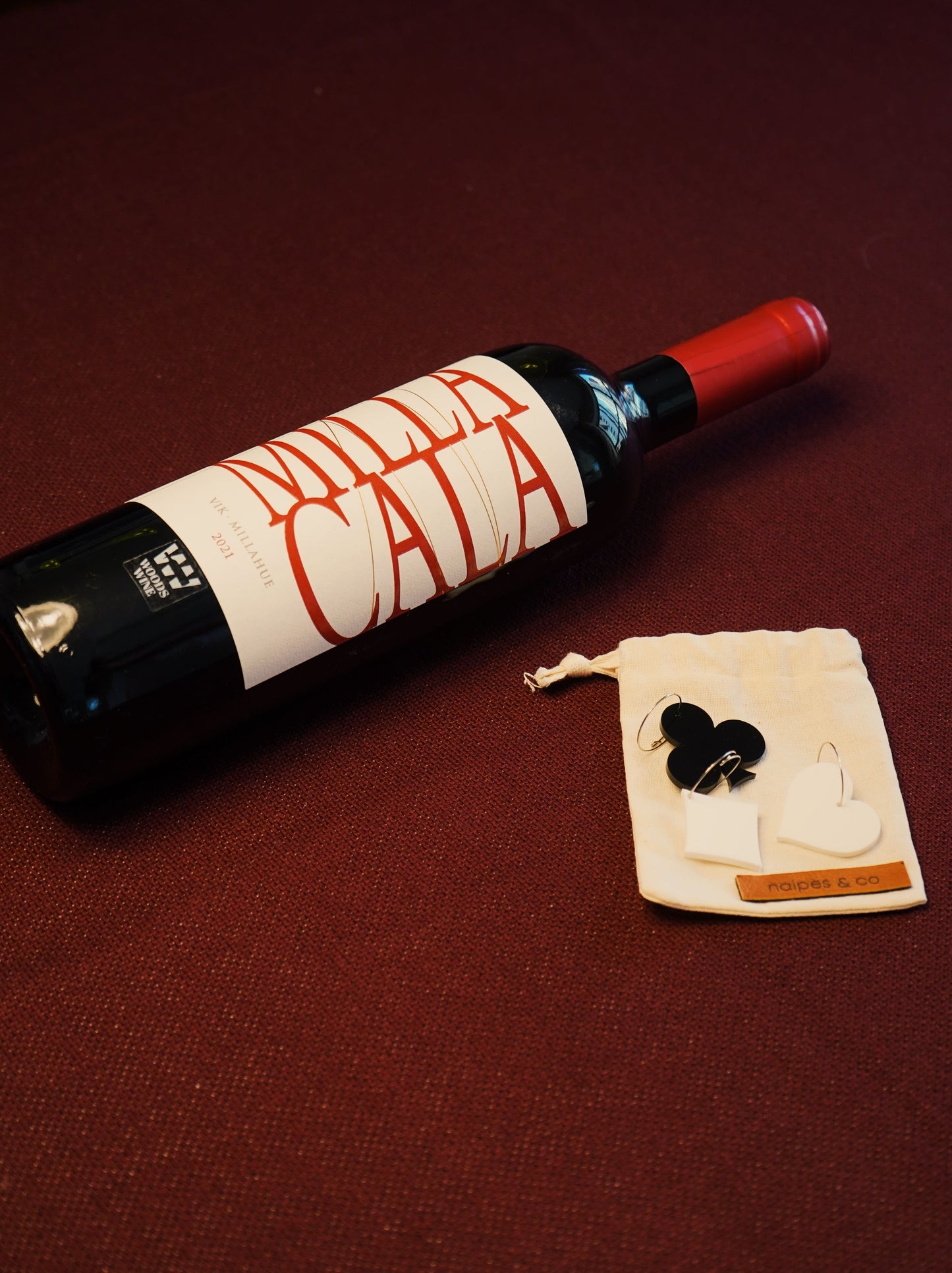 Kit Toalha Joy Bordô, Vinho Milla Cala e Marca Taças
