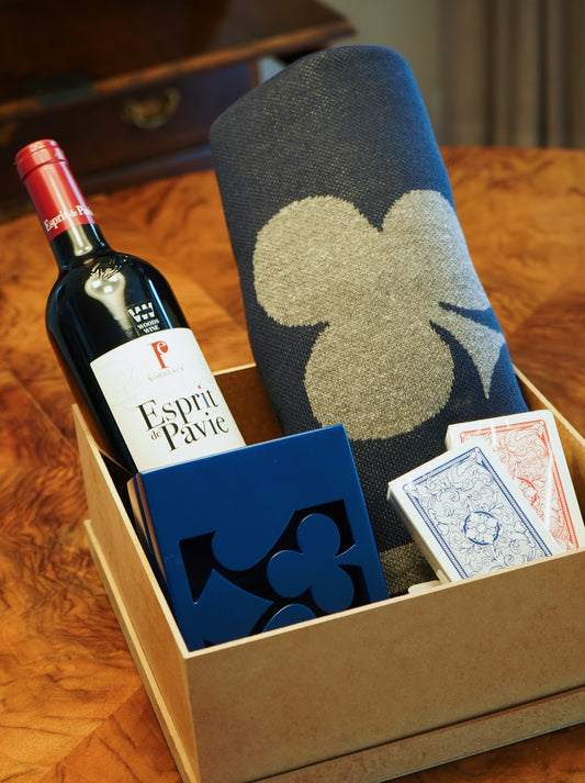Kit Toalha Gift Navy com Mescla, Vinho Esprit de Pavie, Porta Baralho e Baralho