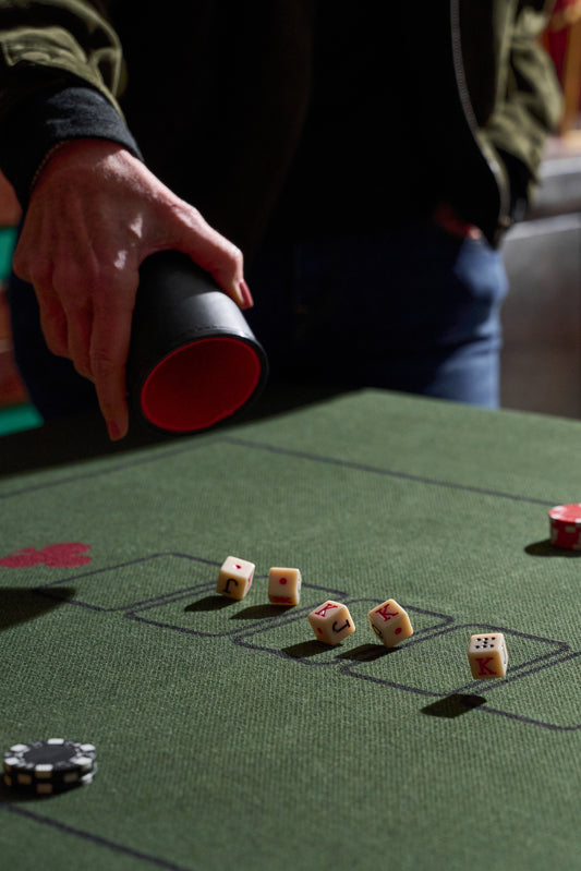 Copo Lançador de Dados Poker