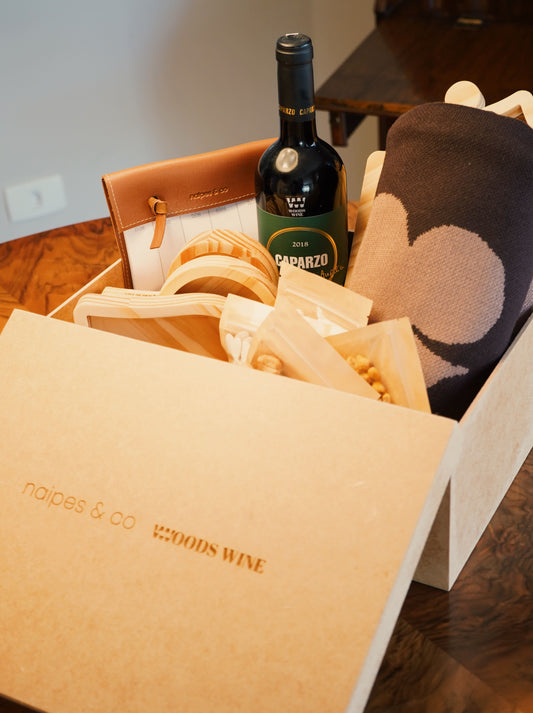 Kit Toalha Gift Cacau, Vinho Brunello di Montalcino Caparzo, Kit Petisqueiras, Kit Tabuas e Nuts
