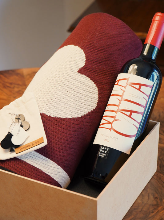Kit Toalha Joy Bordô, Vinho Milla Cala e Marca Taças
