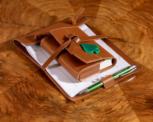 Kit Bloco Pontuação com Caneta + Carteira Porta Baralho Caramelo