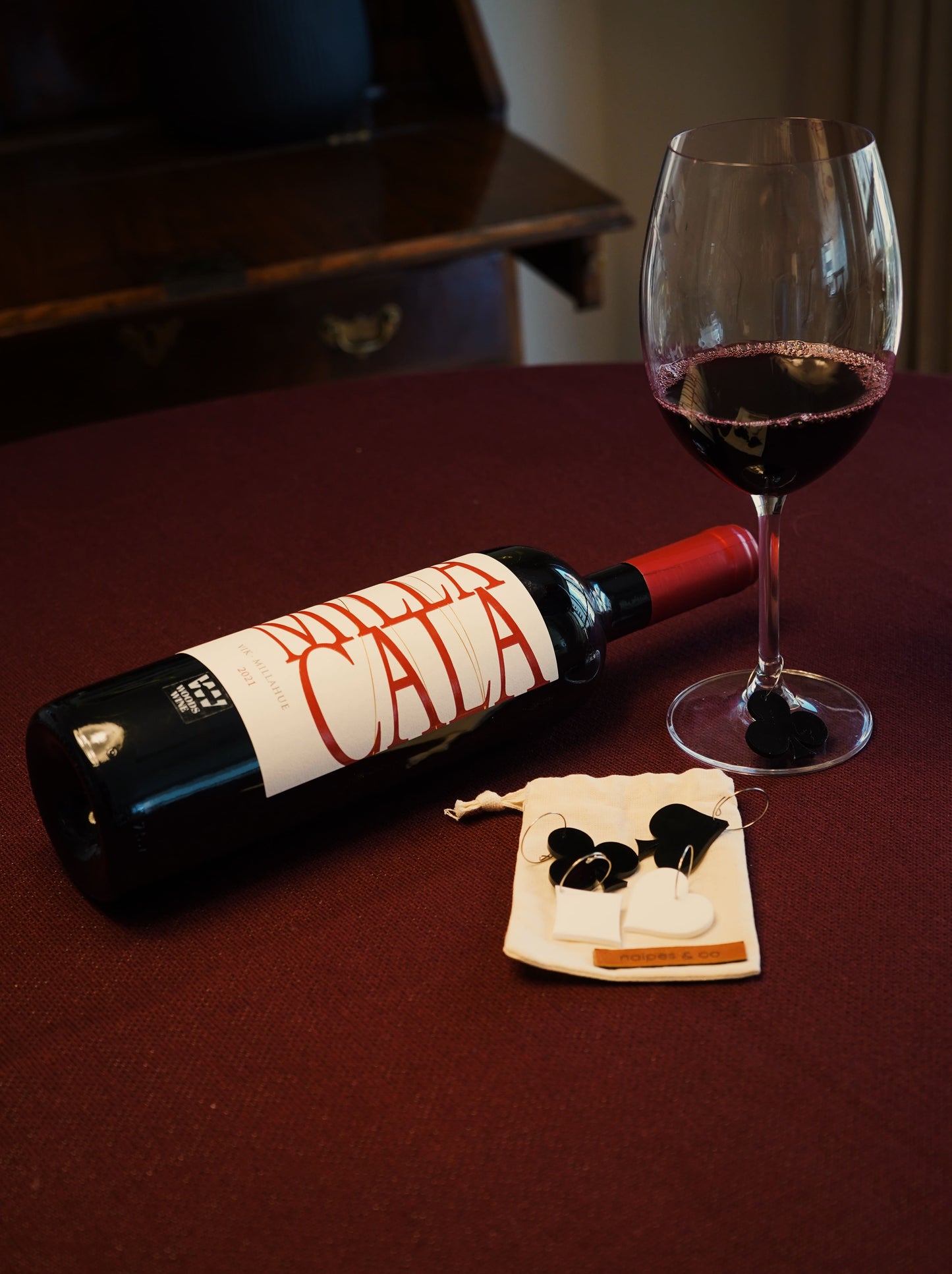 Kit Toalha Joy Bordô, Vinho Milla Cala e Marca Taças
