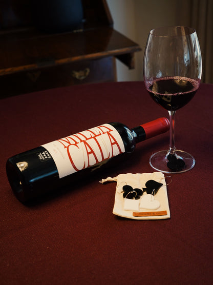 Kit Toalha Joy Bordô, Vinho Milla Cala e Marca Taças