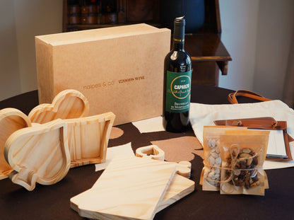 Kit Toalha Gift Cacau, Vinho Brunello di Montalcino Caparzo, Kit Petisqueiras, Kit Tabuas e Nuts